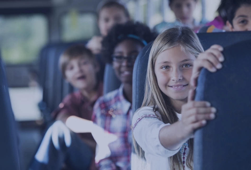 dzieci w autobusie
